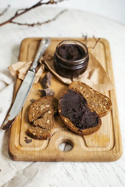 Tarihi meyve ve çikolata yaymak üzerinde ekmek somunları