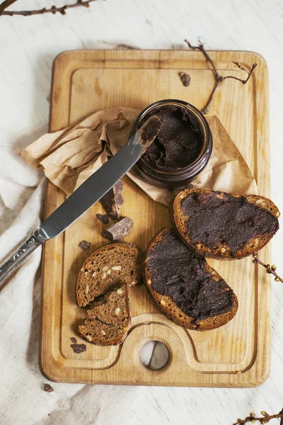 Tarihi meyve ve çikolata yaymak üzerinde ekmek somunları