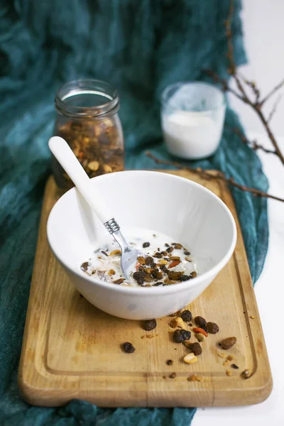 Ev yapımı granola kuru üzüm ve tohum ile kahvaltı için pişmiş