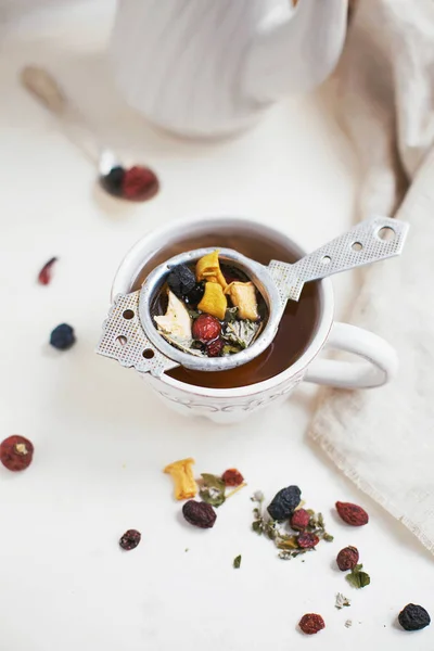 Bir süzgeç bitkisel ve berry çay