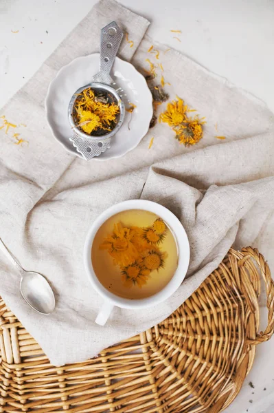 Bitkisel calendula çay beyaz Kupası ve süzgeç
