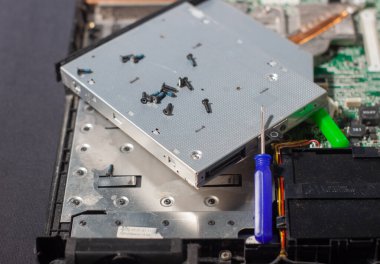 Bozuk bir dizüstü bilgisayarı tamir etmek, vidaları küçük tornavidalarla sökmek. teçhizat tamir