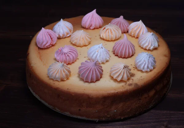 Torta Formaggio Decorata Con Meringa Tavolo Legno — Foto Stock