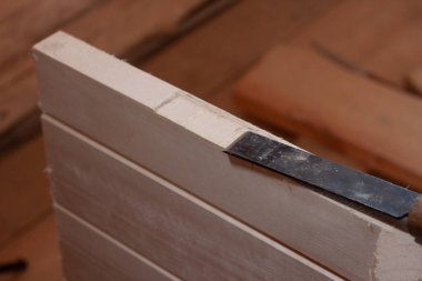 Kapı menteşesini ahşap kapıya doğru kestik. Bir keskiyle çalışmak.