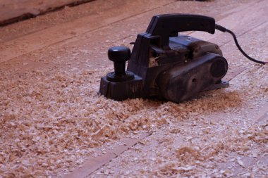 Evin ahşap zeminini elektrikli uçakla planlayın.