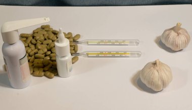 Sarımsak ve meyveli tabletlerin ve diğer ilaçların faydalarıyla karşılaştırıldığında. Termometreden yapılan eşdeğer