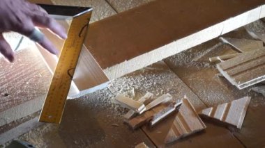 Astarın köşesini kalemle işaretle. Ahşap bir ev inşaatı