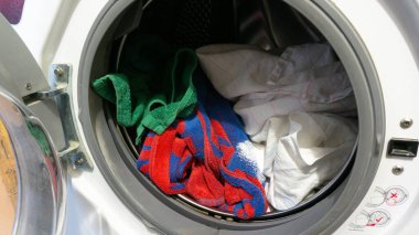 Çamaşır makinesinde kirli çamaşırlar