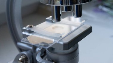 Pencereden güneş ışığı altında gümüş mikroskop