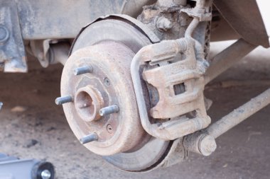 Arabadaki tekerlekleri değiştiriyorum. Arabayı krikoyla kaldırıyorum.