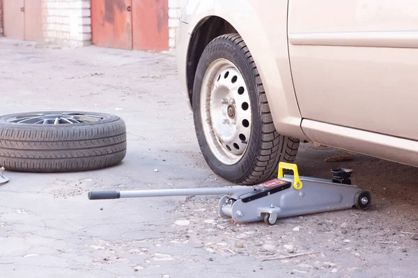 Austausch Der Räder Auto Heben Des Autos Mit Einem Jack — Stockfoto