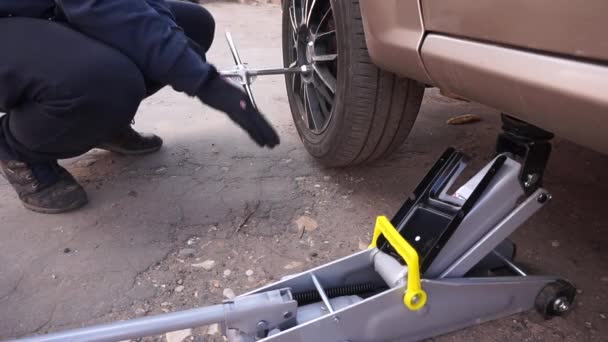 Sustitución Rueda Coche Desenroscar Apretar Las Tuercas — Vídeo de stock