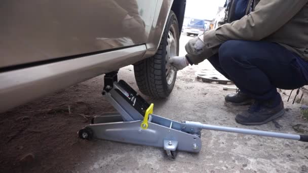 Remplacer Roue Voiture Dévisser Serrer Les Écrous — Video