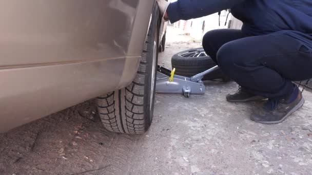 Ersätter Hjulet Bilen Lyfta Bilen Med Jack — Stockvideo