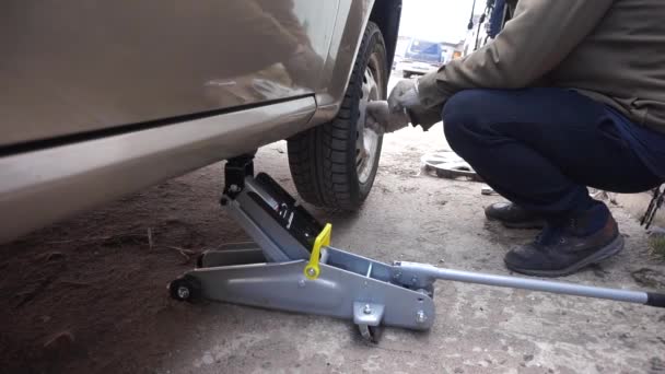 Sustitución Rueda Coche Desenroscar Apretar Las Tuercas — Vídeo de stock