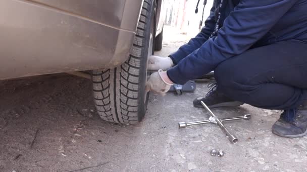 Substituindo Roda Carro Desaparafusar Apertar Porcas — Vídeo de Stock