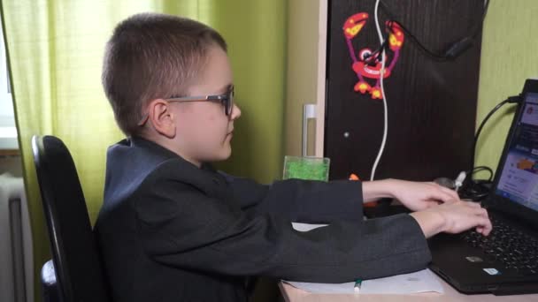 Αγόρι Κάνει Μαθήματά Του Εκτυπώσεις Στον Υπολογιστή — Αρχείο Βίντεο