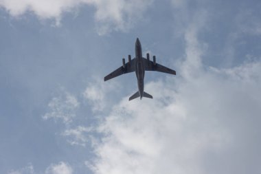 Mavi gökyüzünde bulutlarda uçan uçaklar