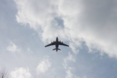 Mavi gökyüzünde bulutlarda uçan uçaklar