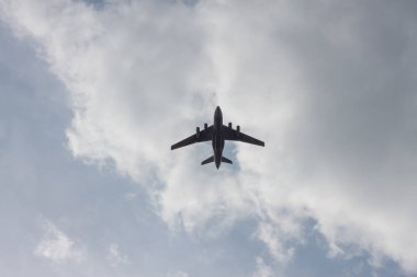 Mavi gökyüzünde bulutlarda uçan uçaklar