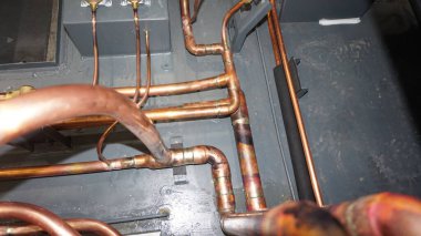 Bakır borulardan yapılmış soğutma devresi. Endüstriyel klimalar ve soğutma ekipmanları montajı