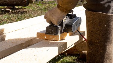 Siyah elektrikli uçağı olan bir adam.