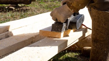 Siyah elektrikli uçağı olan bir adam.