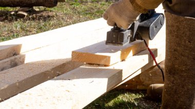 Siyah elektrikli uçağı olan bir adam.