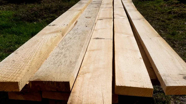 Een Stapel Verse Dennenplanken Grond — Stockfoto