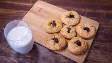 Kuru erikli ve sütlü kurabiye. Lezzetli Kahvaltı