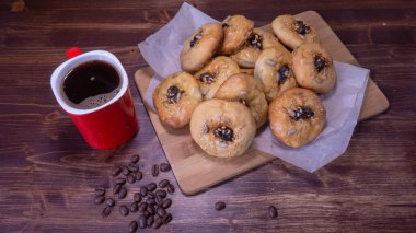 Kurabiye ve kahve çekirdekli kırmızı kahve kupası.