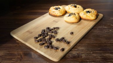 Kuru erik ve kahve çekirdekleri. Kahvaltı.