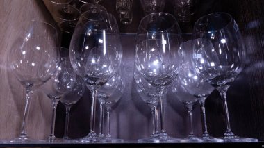 cam şarap kadehli raf.