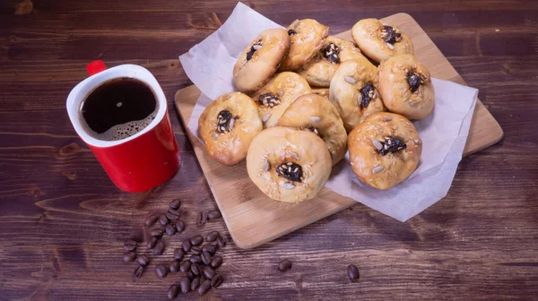 Kurabiye ve kahve çekirdekli kırmızı kahve kupası.