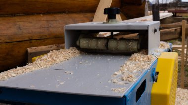 Daha eklemli, daha kalın, daha planlı. Tahta talaşı makinesi. ahşap işleri