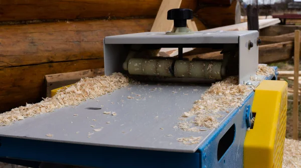 Daha eklemli, daha kalın, daha planlı. Tahta talaşı makinesi. ahşap işleri