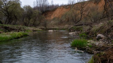 Nehirde bahar seli. Küçük hızlı nehirler..