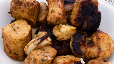 Tabakta domuz şişi. Soğanlı pişmiş et..