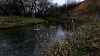Nehirde bahar seli. Küçük hızlı nehirler..