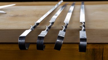 Tahta bir masada çelik şişler..