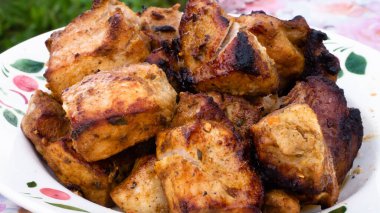 Tabakta domuz şişi. Soğanlı pişmiş et..