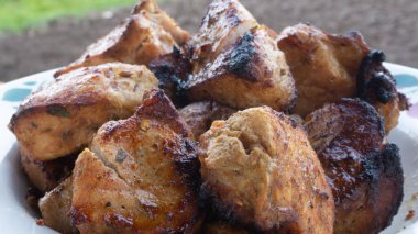 Tabakta domuz şişi. Soğanlı pişmiş et..