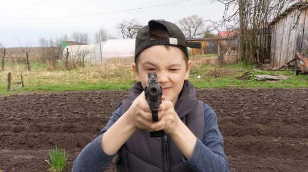 Pojke Svart Mössa Skjuter Mot Mål Vapen Sportskytte — Stockfoto