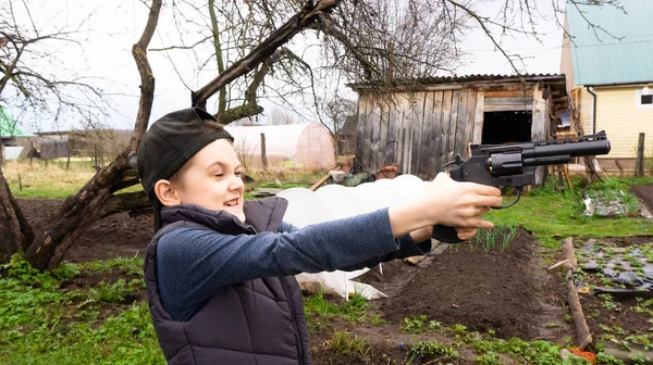 Boy Black Cap Shooting Pistol Targets Weapon Sport Shooting — Stock Photo, Image