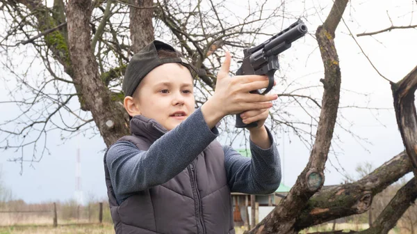 Chlapec Černé Čepici Střílí Pistole Terče Zbraň Sportovní Střelba — Stock fotografie