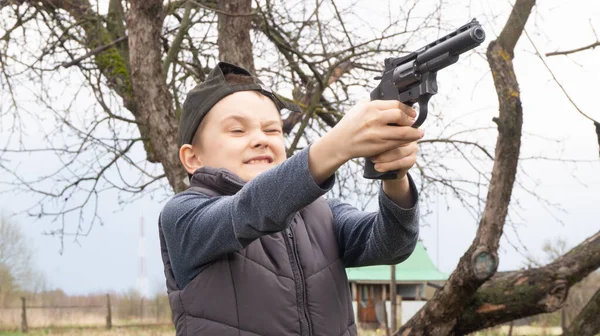 Chlapec Černé Čepici Střílí Pistole Terče Zbraň Sportovní Střelba — Stock fotografie