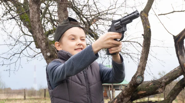 Chlapec Černé Čepici Střílí Pistole Terče Zbraň Sportovní Střelba — Stock fotografie