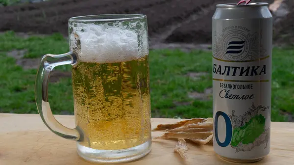 Bierkrug Mit Bier Und Getrocknetem Fisch Auf Einem Holztablett Der — Stockfoto