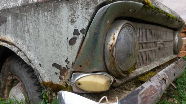 Abandoned Retro Car Overgrown Moss Wheels Overgrown Ground Cemetery Cars — Stock Photo, Image