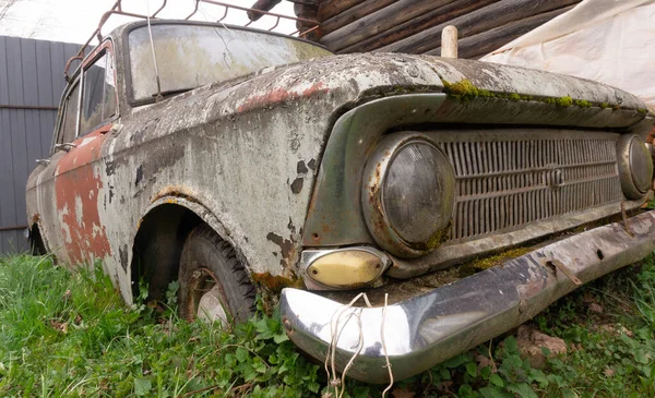 Verlaten Retro Auto Overgroeid Met Mos Wielen Overgroeid Grond Een — Stockfoto